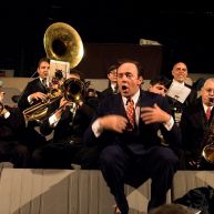 Jacques Bonnaffé et La Fanfare dans les fauteuils de la salle de La Verrière – photo Anna Solé