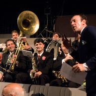 Jacques Bonnaffé et La Fanfare dans les fauteuils de La Verrière – photo Anna Solé