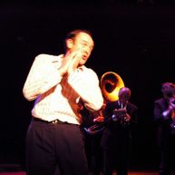 Bonnaffé au chant accompagné par les cuivres de La Fanfare – photo Anna Solé