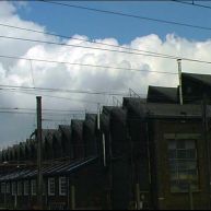 Sheds de l’usine de Fives sur fond de ciel nuageux