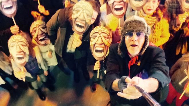 Selfie collectif de masques avec Jacques Bonnaffé