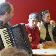 Accordéoniste assis au café du coin – photo Jean Lespinasse