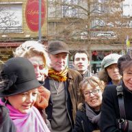 Les amis à l’écoute du guitariste et chanteur Gérard Buisine – photo Jean Lespinasse