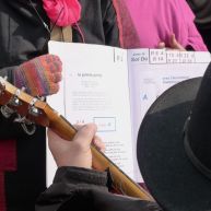 Manche de guitare sur partition en arrière plan – photo Jean Lespinasse